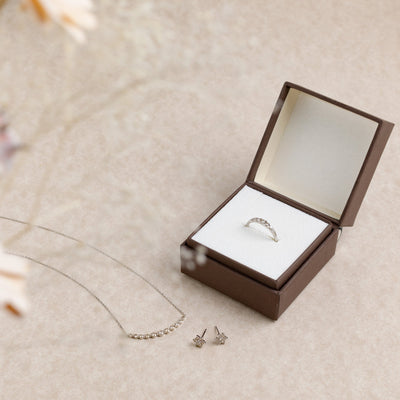 結婚記念日に贈る特別なジュエリー｜誕生石・ダイヤモンドのギフト特集