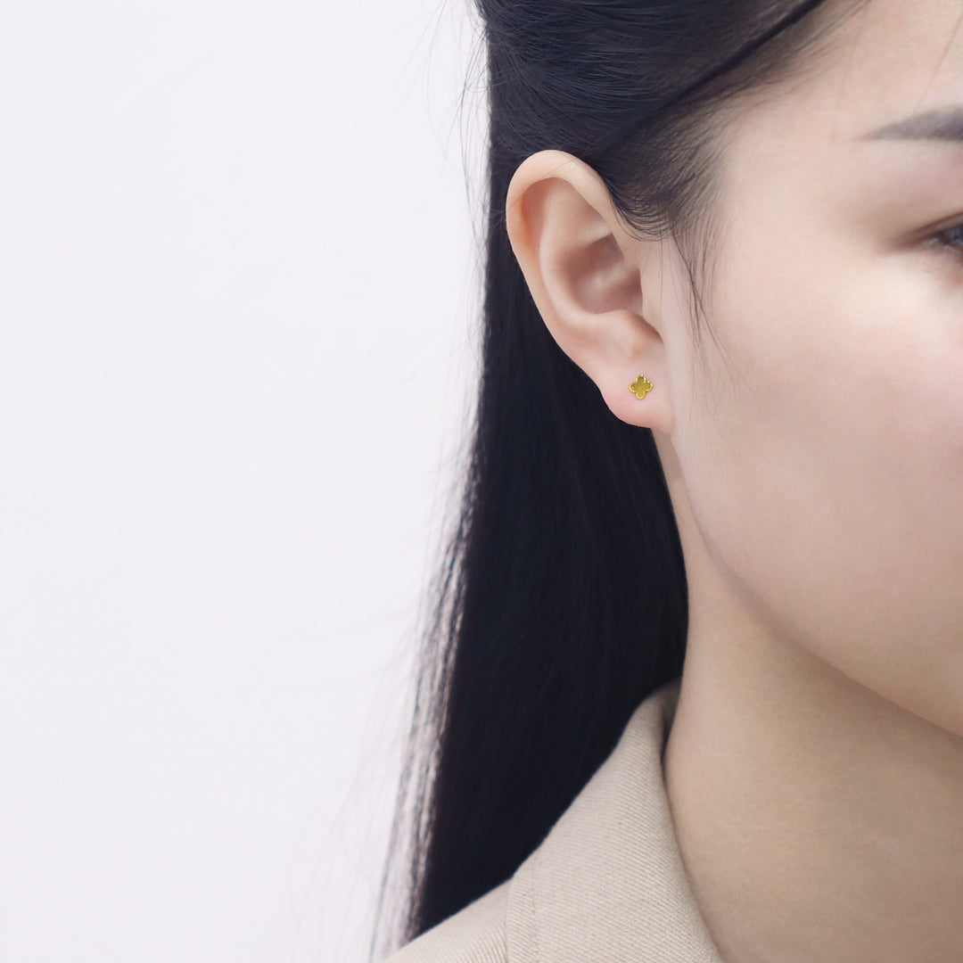 agete k18 クローバーピアス アガット ピアス K18、ダイヤモンド クローバー - メルカリ