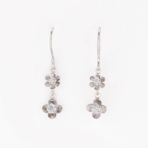 K10 ホワイトゴールド キュービックジルコニア フラワー フック ピアス