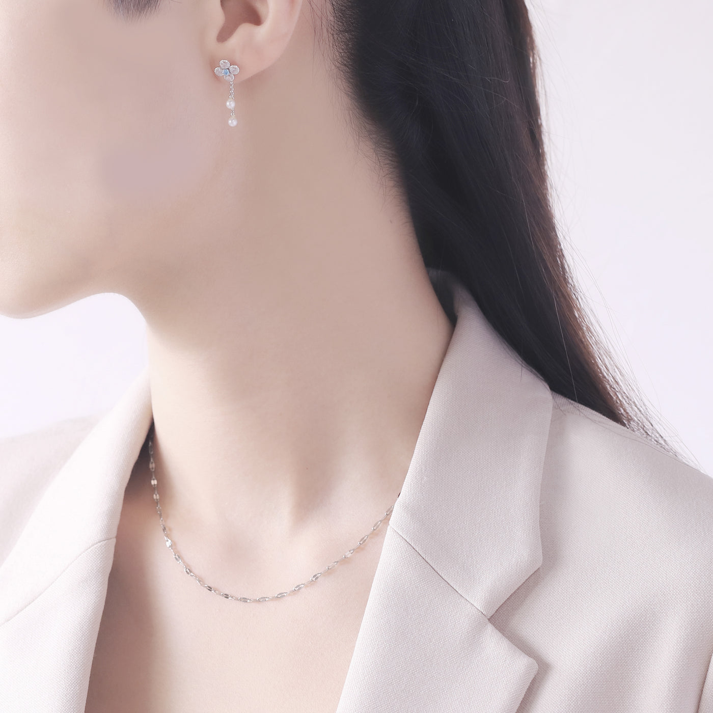 11月誕生石 K10 ホワイトゴールド ブルートパーズ フラワー ピアス