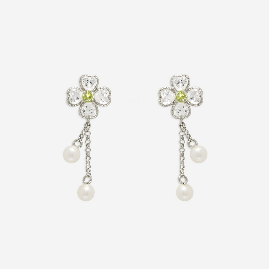 8月誕生石 K10 ホワイトゴールド ペリドット クローバー ピアス