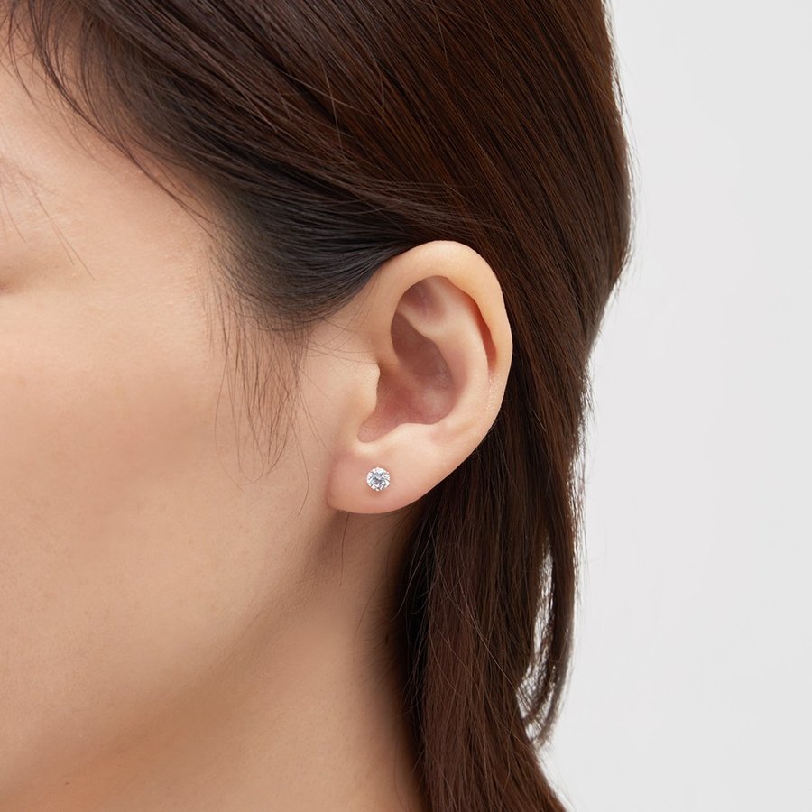 K18 ホワイトゴールド キュービックジルコニア ピアス（4mm