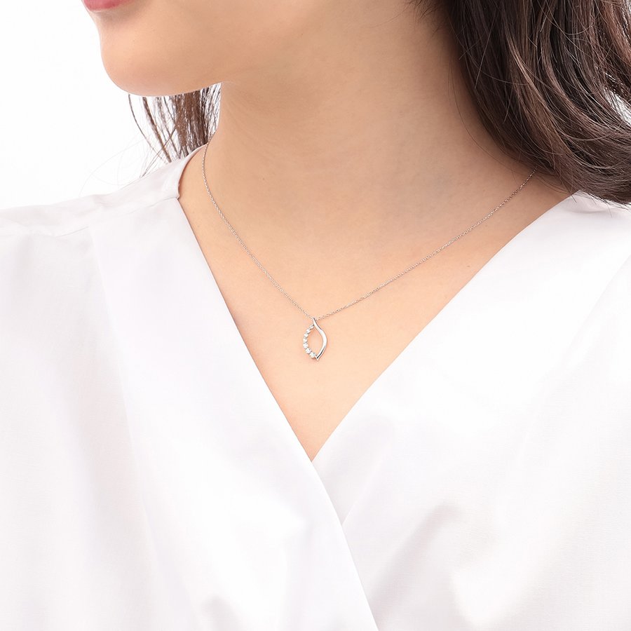 ブルーム エステール プラチナ ダイヤモンド ネックレス（0.2ct 